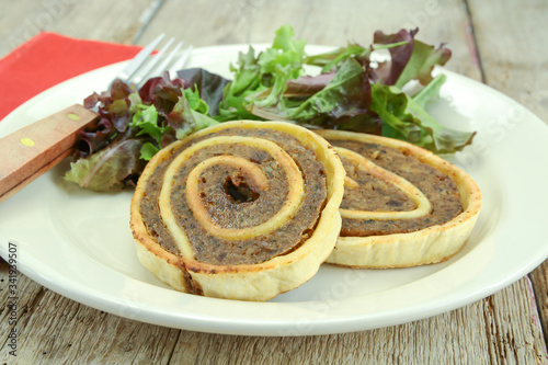 Fototapeta Naklejka Na Ścianę i Meble -  tranches de fleischschnacka et salade dans une assiette