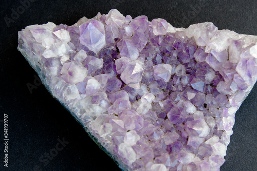 Fundstück - Amethyst - Der kristalline,  Ouarzstein ist als Edelstein und als Heilstein in esotherischen Kreisen beliebt. Schon Hildegard von Bingen schrieb ihm reinigende und heilende Wirkungen zu. photo