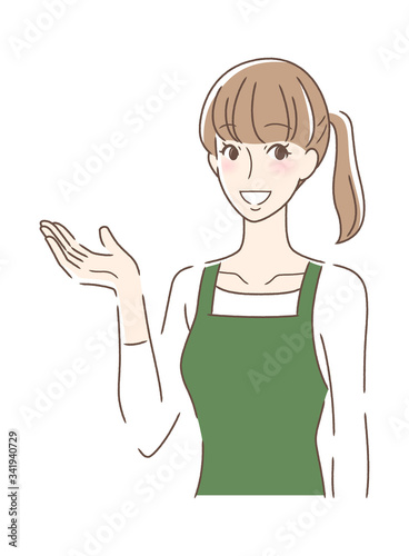 笑顔で手のひらを差し出す女性