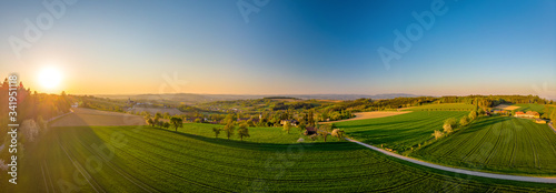Fotografie Abendstimmung über einer Oberösterreichischen Kulturlandschaft im Frühling mit B