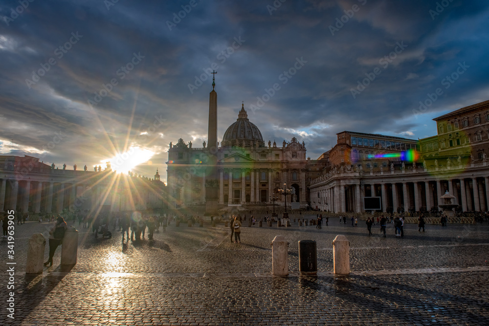 Burzowe niebo i śliczne promienie słońca nad Bazyliką Świętego Piotra w Watykanie, Rzym, Włochy, Europa - obrazy, fototapety, plakaty 