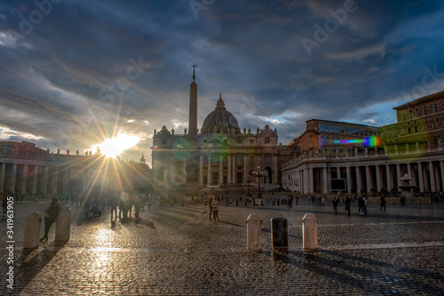 Burzowe niebo i śliczne promienie słońca nad Bazyliką Świętego Piotra w Watykanie, Rzym, Włochy, Europa