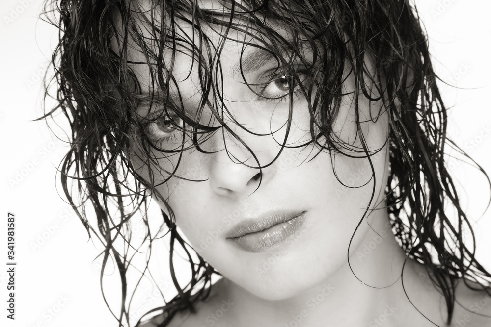 Naklejka premium Close-up duotone portrait of beautiful woman with wet hair