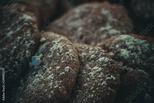 weiße Zuckerkekse mit Puderzucker