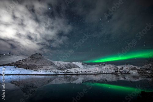 Polarlicht über einem Fjord der Lofoten - Norwegen © EinBlick