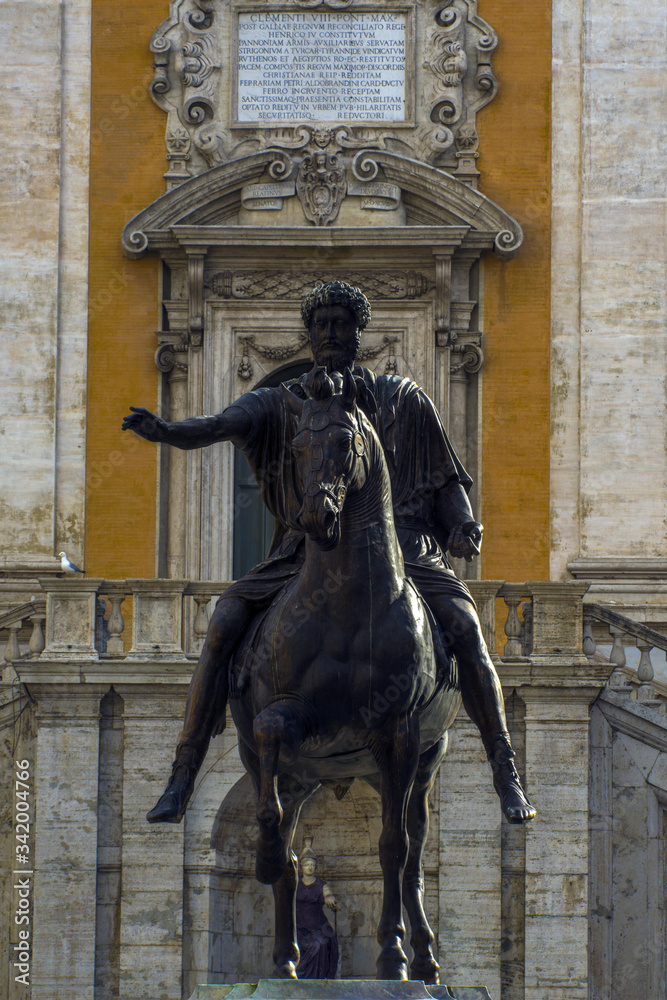 The Victor Emmanuel II national monument, or Vittoriano, in the Piazza Venetia in the center of Roma.
