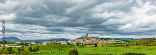 Ortsansicht von Artanjona in Navarra, Spanien