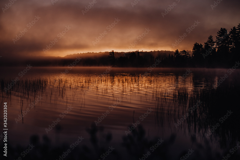 Lever de soleil nuageux sur le lac 