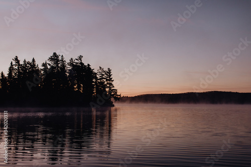 Lever de soleil sur le lac en Ontario © lorabarra