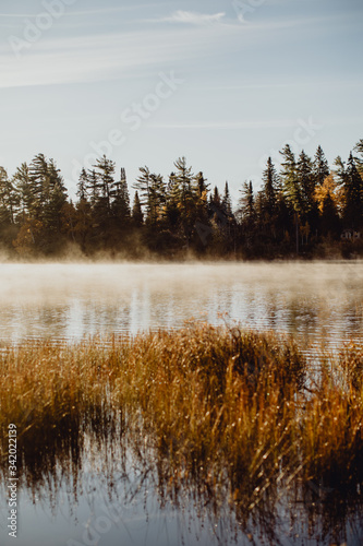 Brume sur le lac au lever du soleil en Ontario