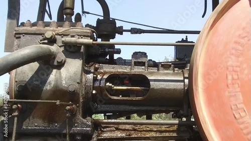 Schwungrad einer Dampfmaschine im Betrieb