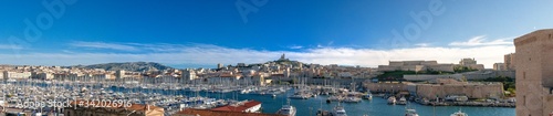Panorama sur le vieux port à Marseille avec vue sur la Basilique Notre-Dame-de-la-Garde © numeristes
