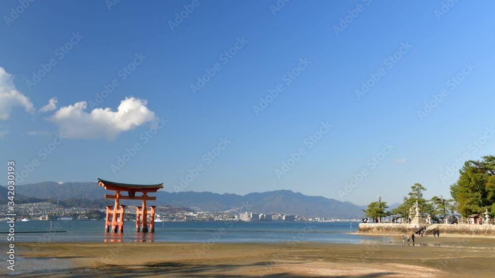 快晴の宮島の大鳥居　タイムラプス