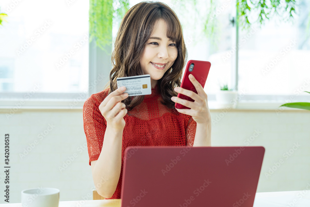クレジットカードを使う女性 クレジットカードを使う女性