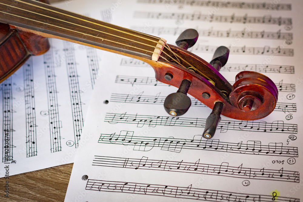 Fototapeta premium piękne skrzypce na tle starych nut. instrumenty muzyczne. instrumenty strunowe