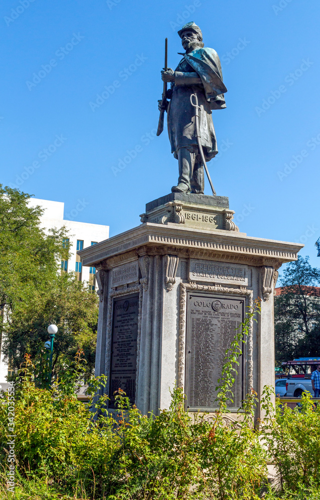 Φωτογραφία Bronze figure of the Allied soldier- Civil War Memorial, Monument to the Soldier and Soldier of the Civil War of 1861-1865