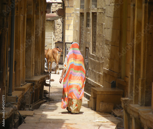 vedute di jaisalmer con i suoi palazzi, vicoli e persone © monthss