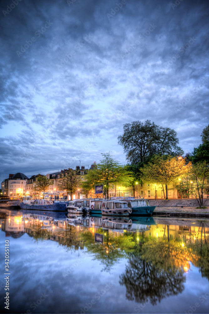 rivière et bateau de plaisance typique la nuit à Nantes en France