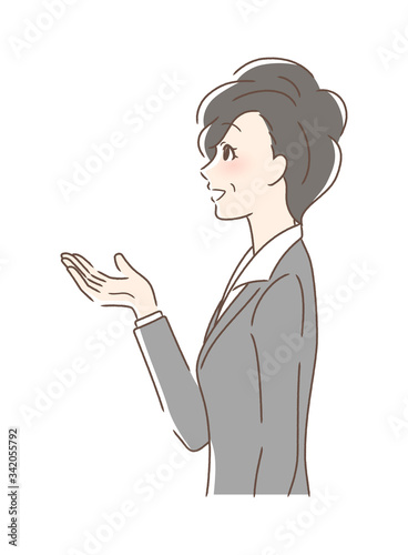 笑顔で手を差し出す女性の横顔