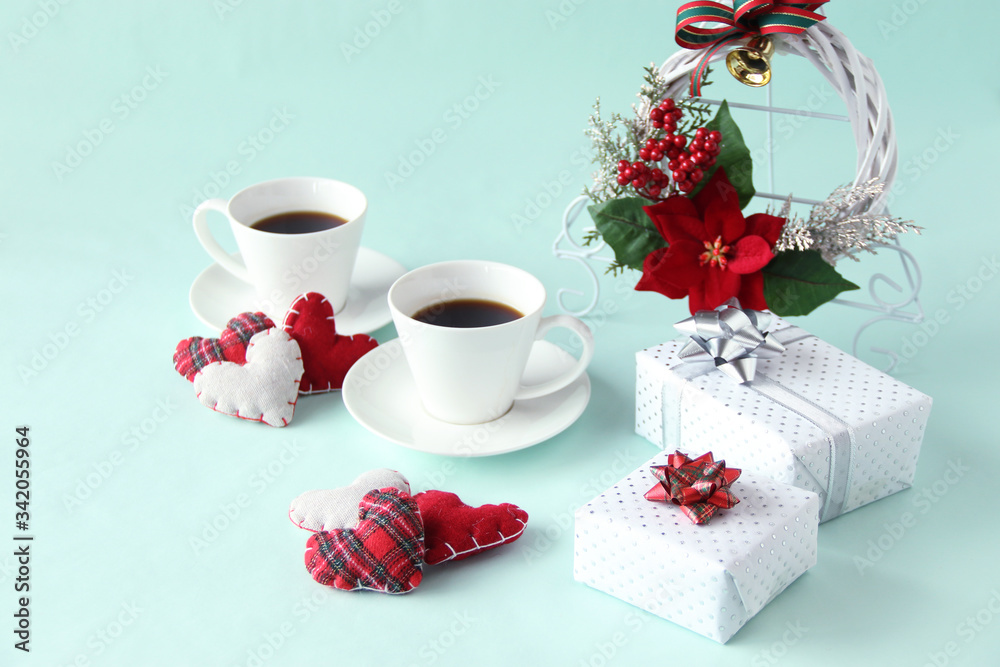 クリスマス　ポインセチアのリースとハートとプレゼントとコーヒー