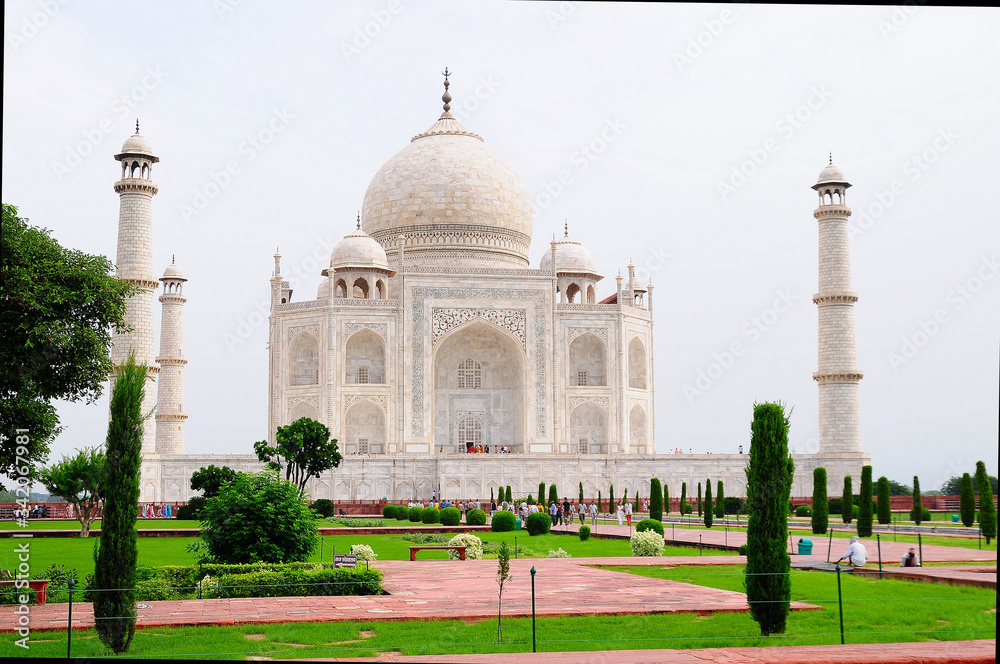il complesso del Taj Mahal ad Agra in India

