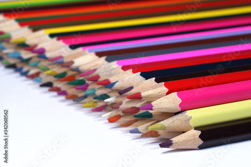 alignement crayons de couleurs 