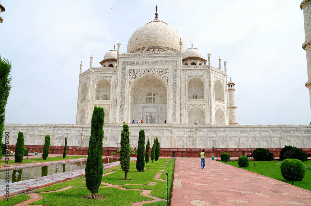 Fototapeta premium il complesso del Taj Mahal ad Agra in India