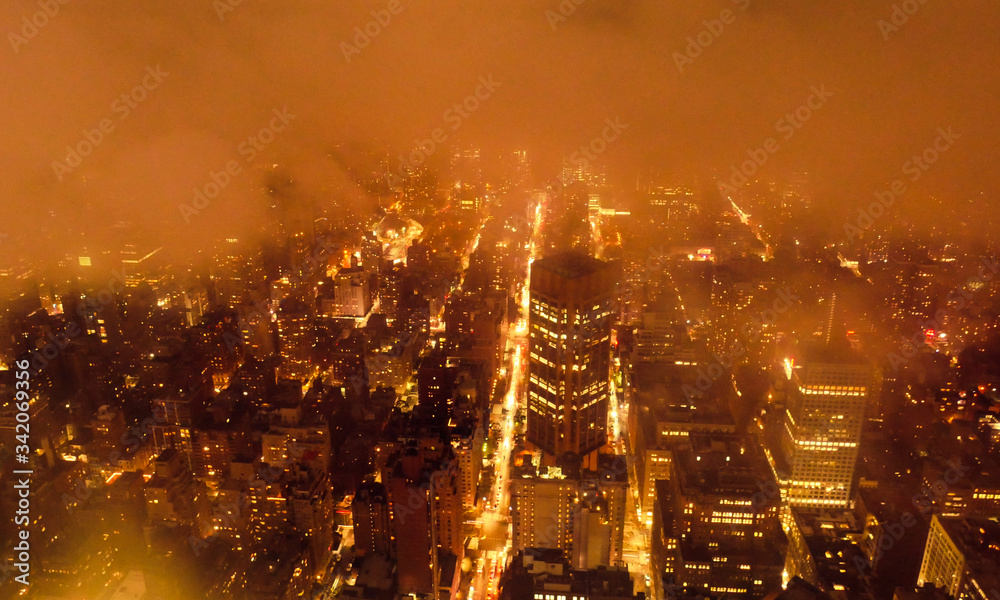 Obraz premium Foggy view of the Empire State Building by night.