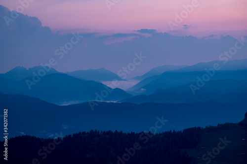 blaue stunde, blaues land, morgen in den bergen © windypics