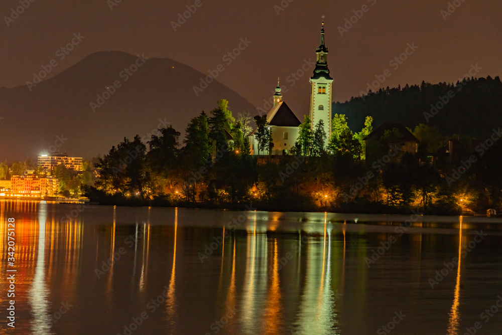 Naklejka premium Panorama on Lake Bled in Slovenia at night
