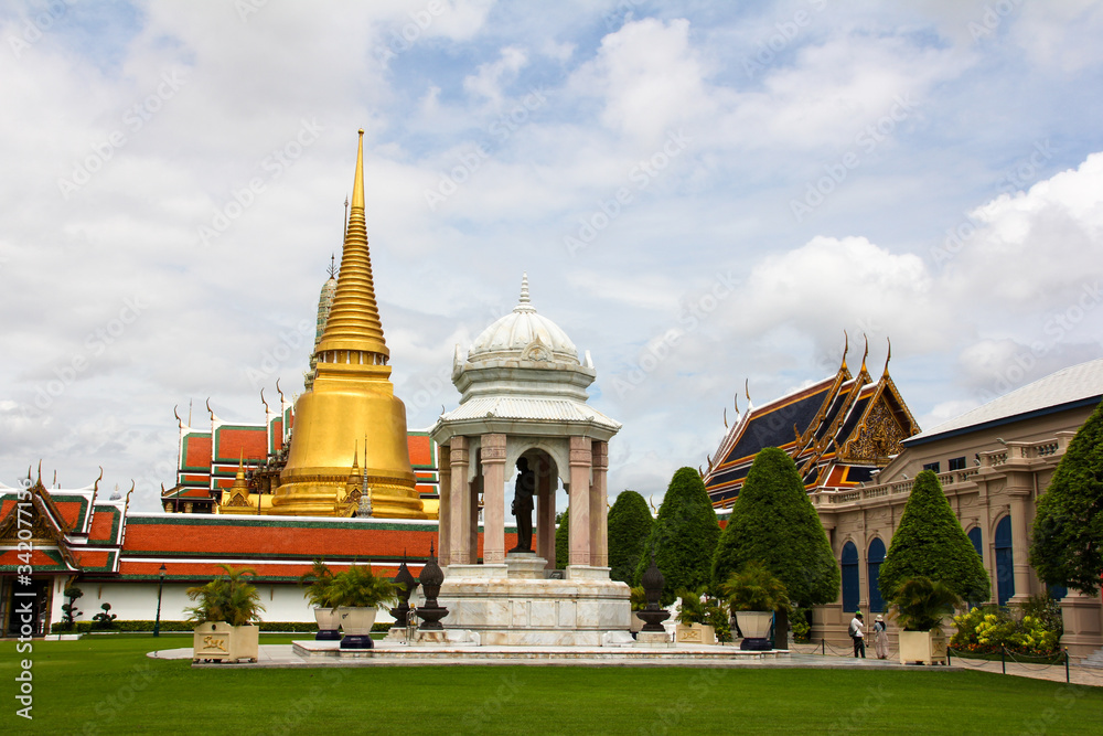 Obraz premium View of the gardens of the Grand Palace of Bangkok