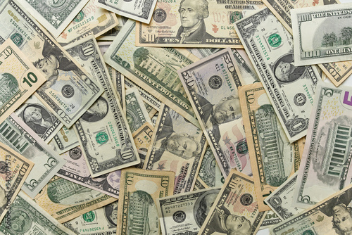 Dolary amerykanskie w banknotach porozrzucane na stole photo