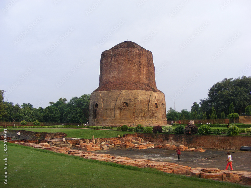 antiche rovine del sito buddista di Sarnath