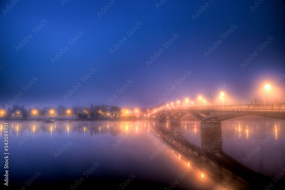 pont au lever du jour avec brume et lampadaire à Nantes en France