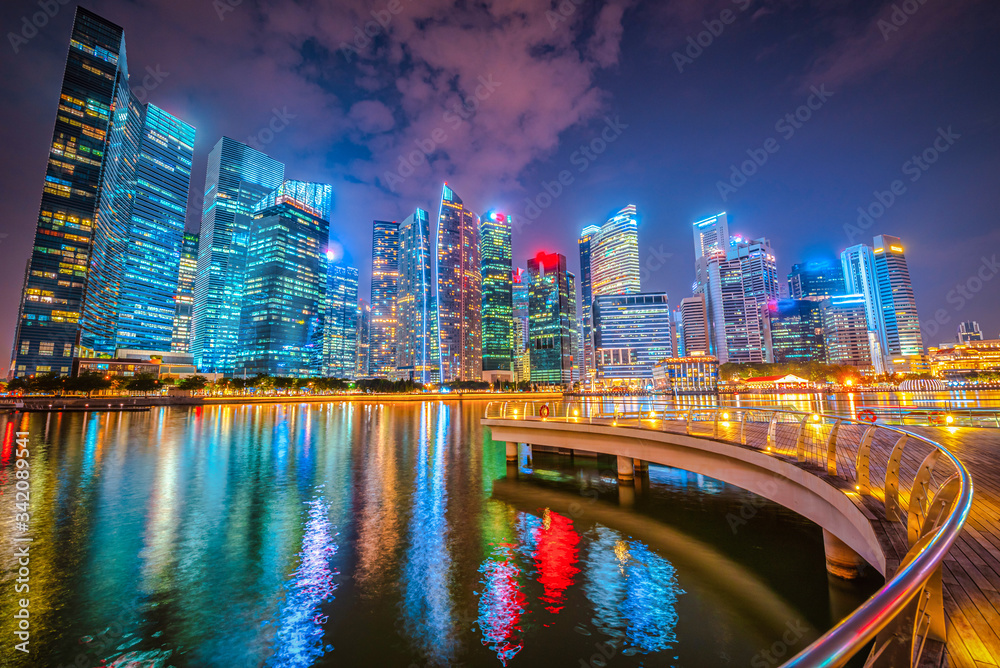 Fototapeta premium Singapur Skyline i widok na drapacze chmur w Marina Bay o zmierzchu.