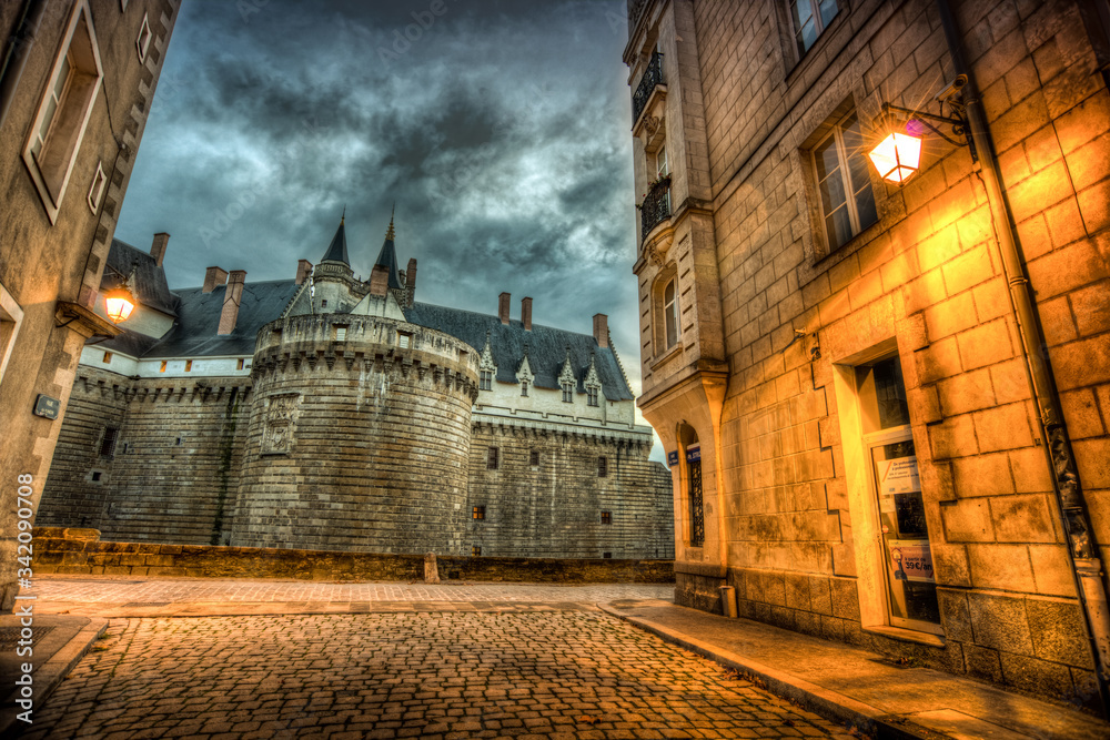 rue pavé au lever du jour avec château à Nantes en France