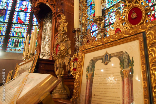 Valokuvatapetti Roman Catholic Traditional Latin Mass altar