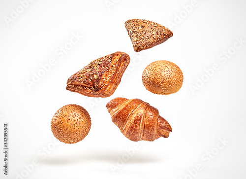 Φωτογραφία Croissant bun brioche cake flying in air