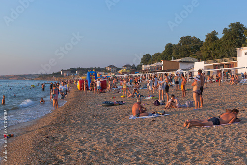Tableau sur toile Uchkuevka beach in the rays of the setting sun in the city of Sevastopol, Crimea