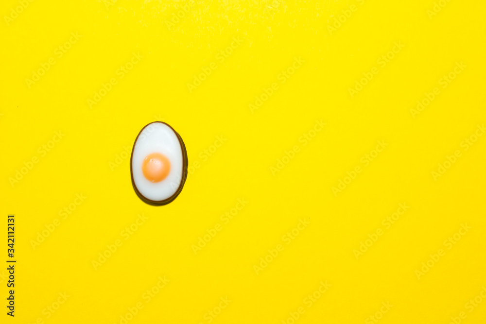 Illustration ein Ei aus Zucker und Schokolade auf gelben Hintergrund, Osterei, Ostern, Eier, Symbol