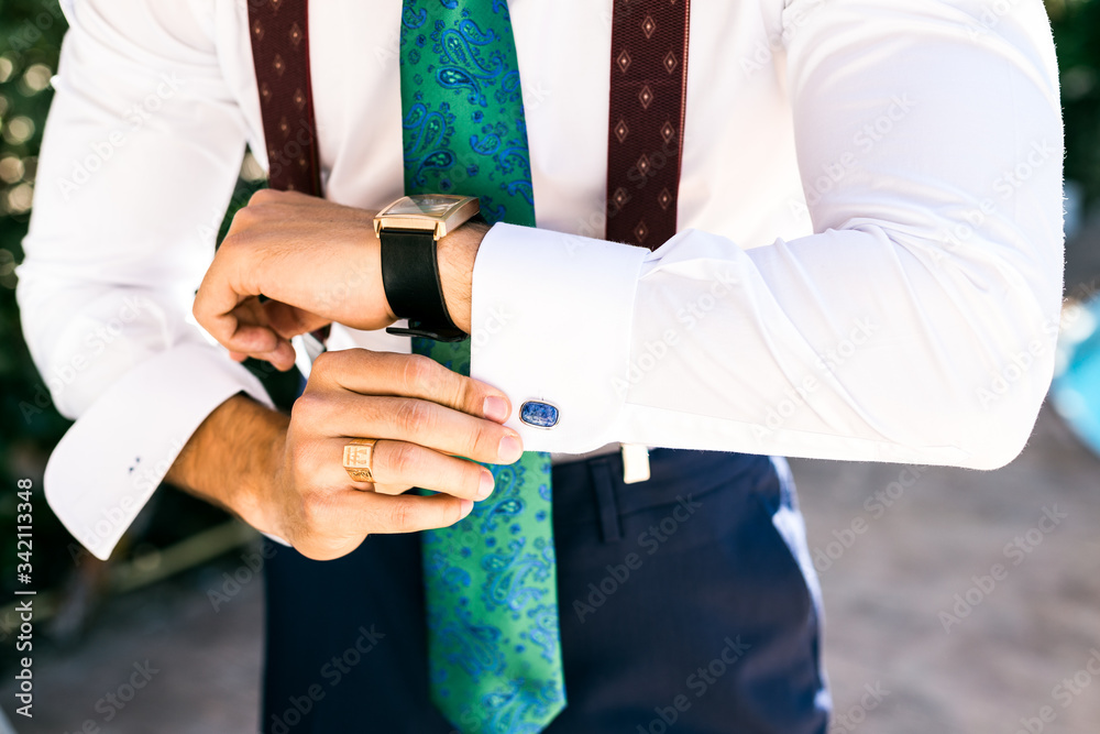 Naklejka premium Novio vistiéndose el día de su boda
