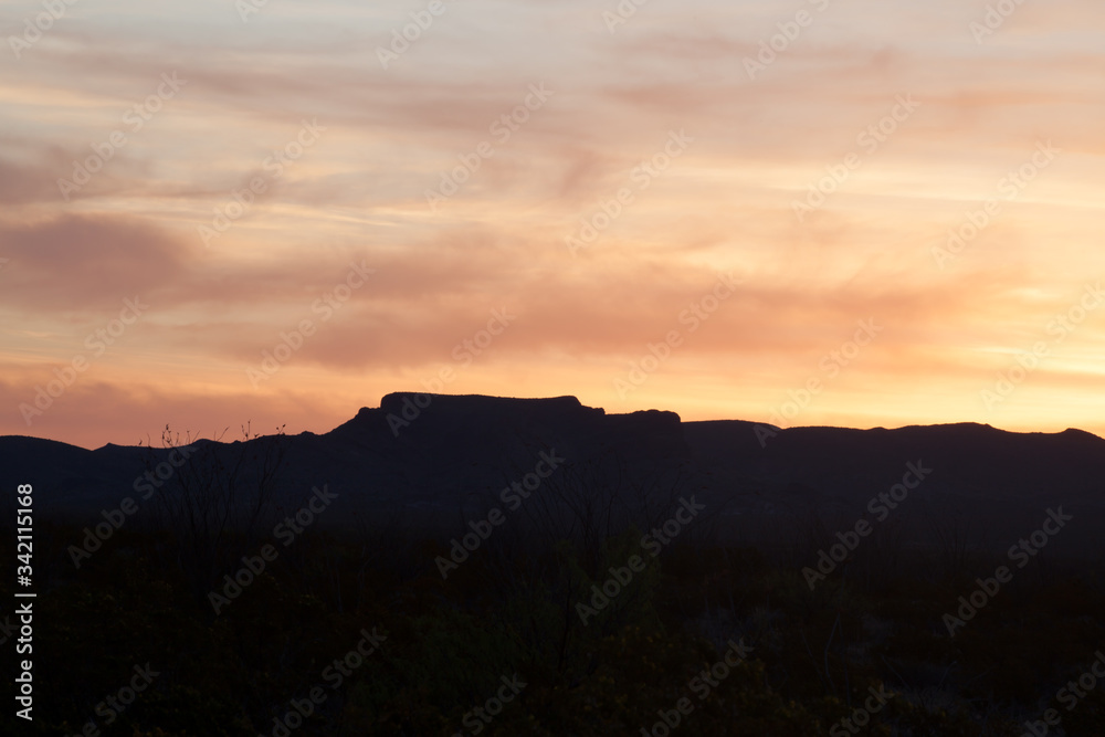 Obraz premium Sunset in the desert with mountains