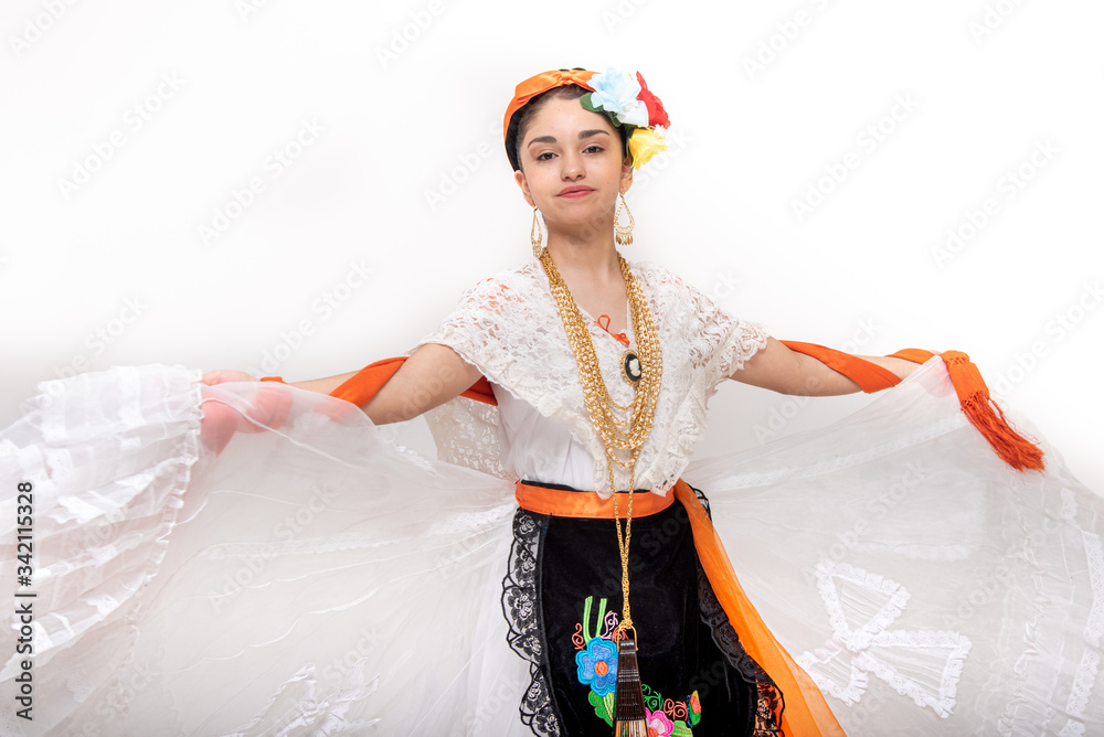 adolecente latina, con traje tipico de veracruz mexico, jarocha con vestido  blanco rebozo naranja, abanico, bamba, arpa baile tradicional de mexico,  fiestas patrias foto de Stock | Adobe Stock