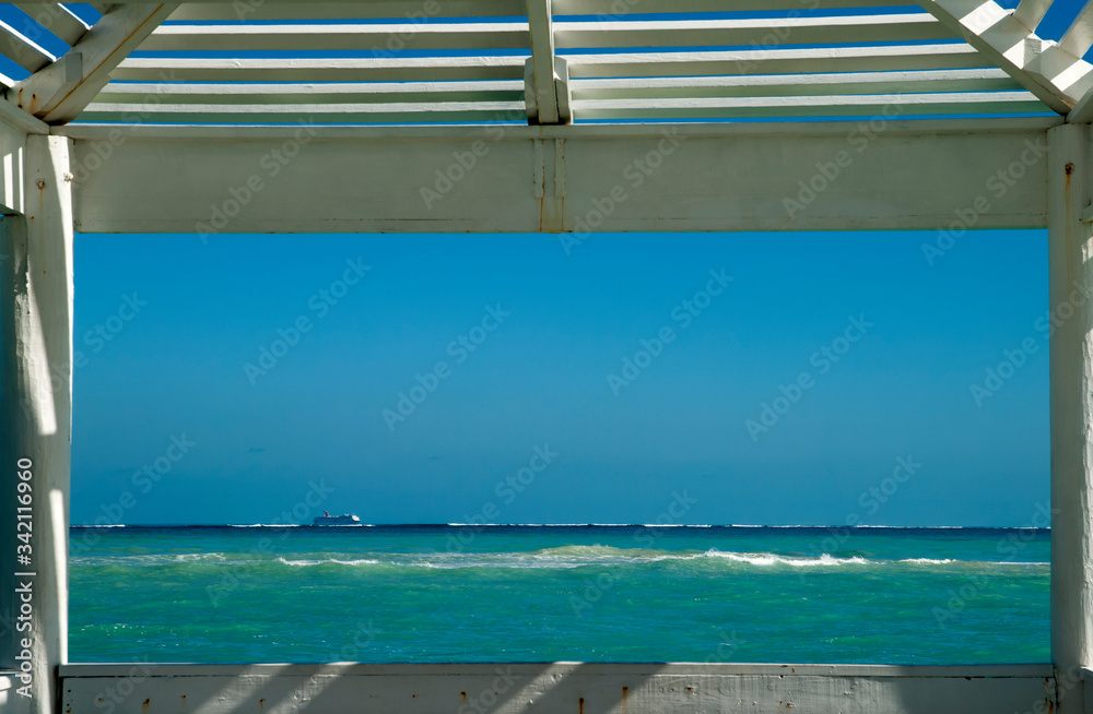 Fototapeta premium Arrival To Nassau Framed View