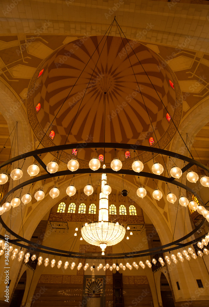 Naklejka premium MANAMA, BAHRAIN - JUNE 26: A splendid interior of the Al Fateh Grand Mosque on June 26, 2017, Manama, Bahrain. Al Fateh mosque is one of the largest mosque in the world