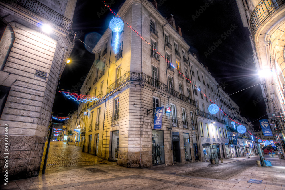 rue de nuit vide avec décors de noël de nuit à Nantes en France