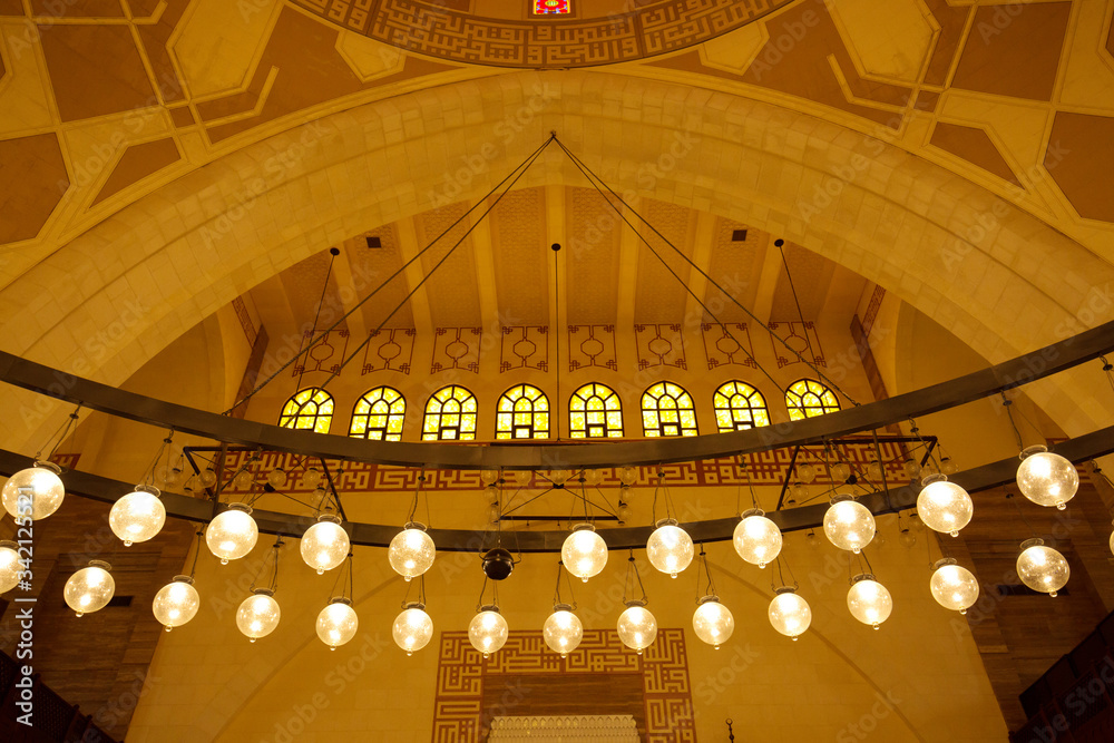 Obraz premium MANAMA, BAHRAIN - JUNE 26: A splendid interior of the Al Fateh Grand Mosque on June 26, 2017, Manama, Bahrain. Al Fateh mosque is one of the largest mosque in the world