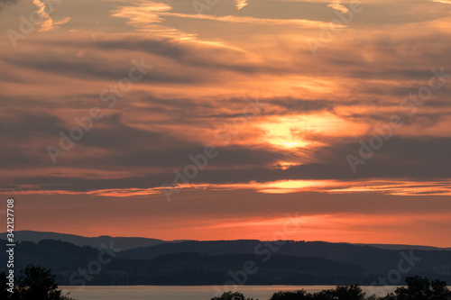Sonnenuntergang am Sempachersee f  rbt den Himmel und die Wolken orange rot