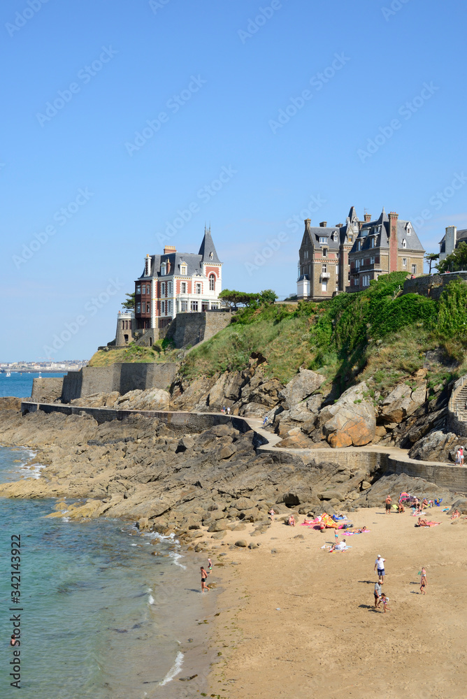 Plage et villas de la Pointe de la Malouine à Dinard, Bretagne Beach