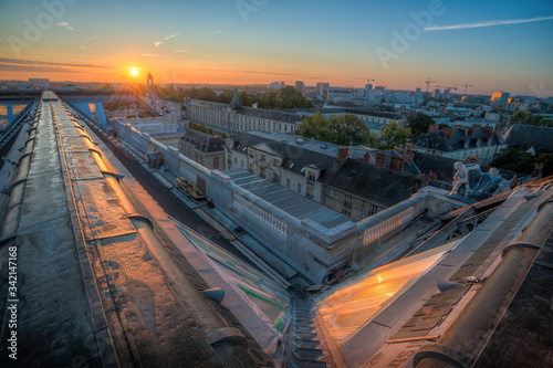 vu aérienne au lever du jour sur un bâtiment du XIX ème siècle sur les toits de la vielle ville de Nantes en France